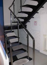 Стълби към втория етаж в частна къща14