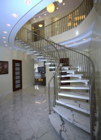 Стълби към втория етаж в частна къща 18