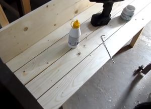 Dřevěné lavice na dřevo