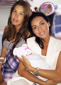 Кети Топурия с новорожденным сыном и подругой Алсу
