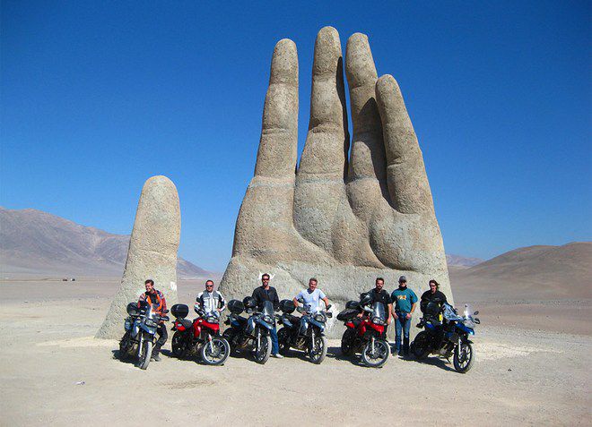 Туристы любят делать фото на фоне гигантской руки