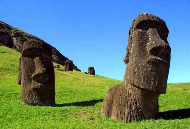 Статуи моаи разбросаны по всей территории острова