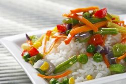 riž z zamrznjeno zelenjavo
