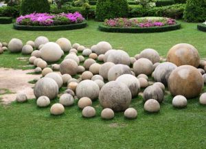 Каменные шары, как элемент декора