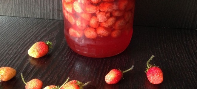 ягоди в собствения си сок със захар