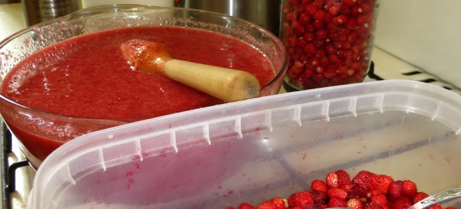 ягоди през месомелачка със захар