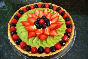 ягода и декорация на тортата на киви 15