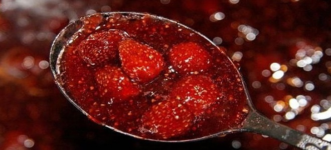 Как да готвя сладко от ягоди с цели плодове