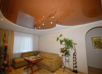 Stretch stropy v obývacím pokoji barevné 3