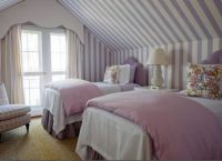 Striped wallpaper u spavaćoj sobi -3