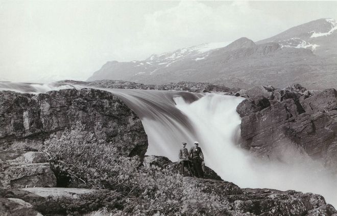 Фото 1900 года, на котором изображен водопад Hermelins в Стура-Шефаллет