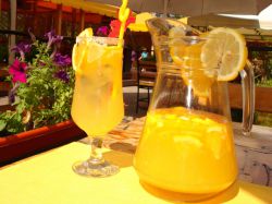 letní oranžový nápoj