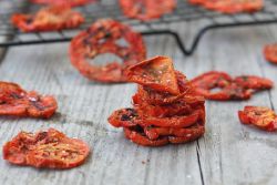 Je možné vyrábět sušené rajčata v mikrovlnné troubě