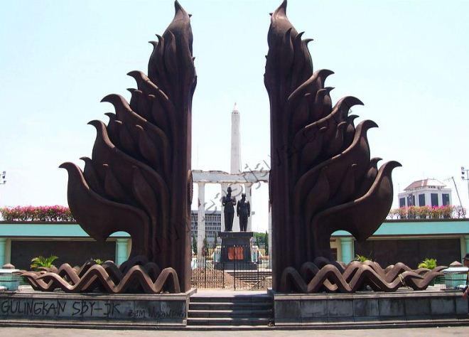 Памятник Tugu Pahlawan