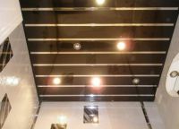 stropni viseči strop v kopalnici2