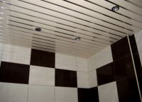 zavěšený stropní strop v koupelně3