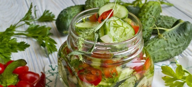 sladký okurkový salát pro zimní recept