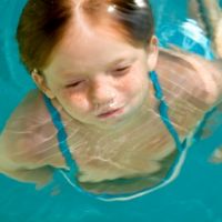Pływanie w basenie dla dzieci