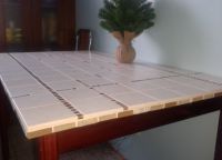 stůl s keramickými dlaždicemi1