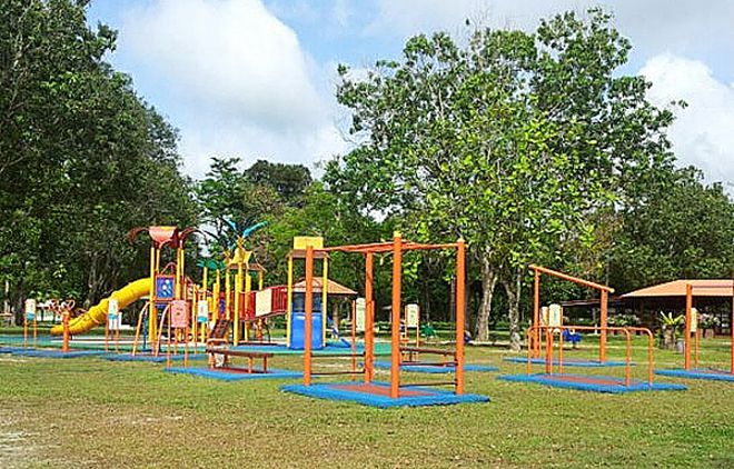 Детская игровая площадка в парке миниатюр