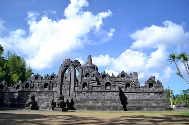 Уменьшенная копия храма Боробудур