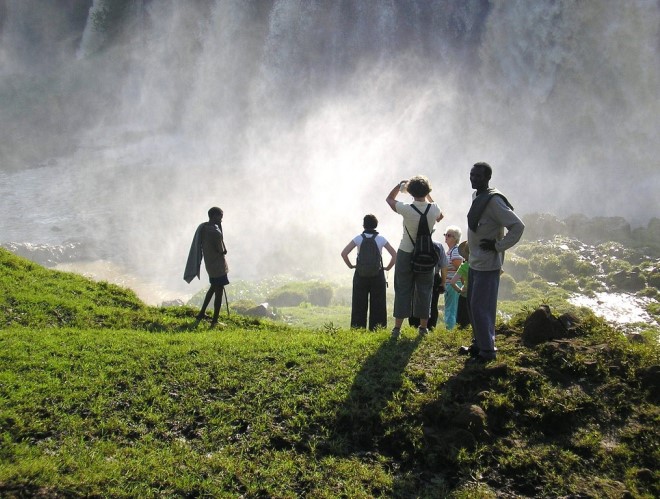 Туристы у водопада