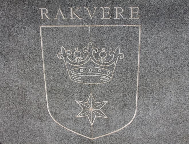 Выгравированный герб Раквере на постаменте