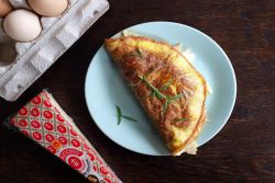Okusna omleta na kefirju v ponvi