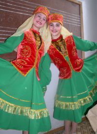 Женска народна костюма от татарски жени 9