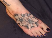 tatuaż kwiaty na piechotę 2