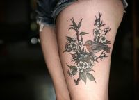 tatuaż kwiaty na piechotę 4