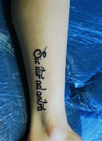 татуировка на крака с надпис 3