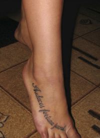 tatuaż na stopie z napisem 4