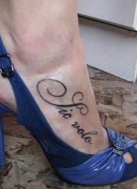 noga tetovaža s natpisom 7