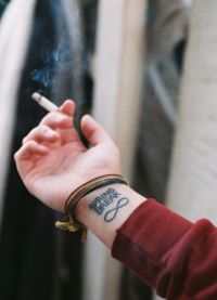 piękny tatuaż na napis na rękę 2