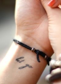 piękny tatuaż na napisem ręcznym 3