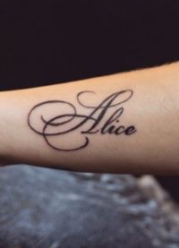 piękny tatuaż na napisem ręcznym 5