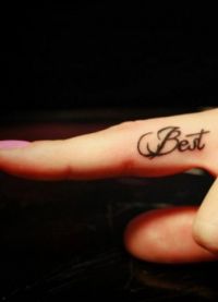 piękny tatuaż na napisem ręcznym 7