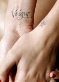piękny tatuaż na ręku napis 9