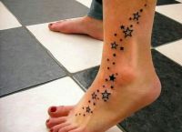 tatuaż gwiazdowy na stopie 8