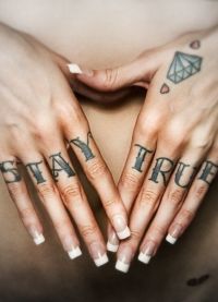 tatuaż kobiecy na palcach 1