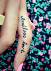 ženski tetovaža na prstima 5