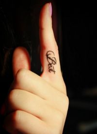 ženski prst tattoo 8