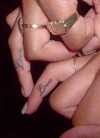 tatuaże na palec kobiety 9