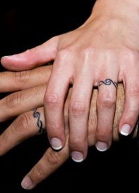 tatuaż na palcu serdecznym lewej ręki 3