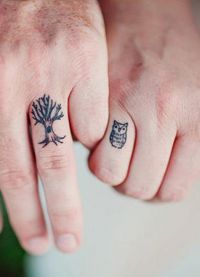 tatuaż na palcu serdecznym lewej ręki 4