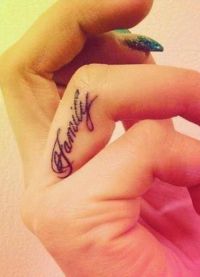tetovaža na prst prstiju lijeve ruke 8