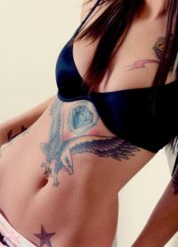 tetování pod dívkami prsa 9