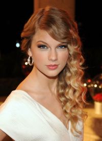 účesy Taylor Swift 6