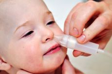 kako zdraviti izcedek iz nosu v otroku 6 mesecev